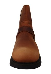 Botas de cuero marrón hasta el tobillo con punta redonda, que presentan una correa oscura en la parte superior, suela plana negra y una textura sutil.