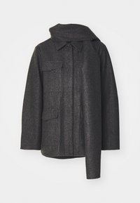 Cappotto di lana grigio scuro con colletto alto, due tasche frontali e una silhouette pulita e strutturata. Presenta un tessuto testurizzato e un design minimalista.
