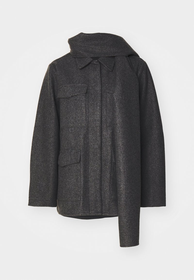 Dunkelgrauer Wollmantel mit hohem Kragen, zwei vorderen Taschen und einer klaren, strukturierten Silhouette. Verfügt über strukturiertes Material und minimalistisches Design.