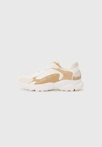Sneaker con una toma bianca in rete e accenti in suede crema. Presentano un collare imbottito, una suola spessa bianca e un dettaglio del logo sul lato.