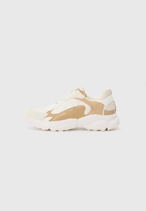 Sneaker con una toma bianca in rete e accenti in suede crema. Presentano un collare imbottito, una suola spessa bianca e un dettaglio del logo sul lato.