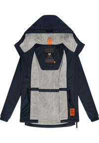Mörkblå jacka med grå fleeceinteriör, huva, elastiska ärmslut, flera fickor och livliga orangea detaljer på etiketten och dragkedjan.