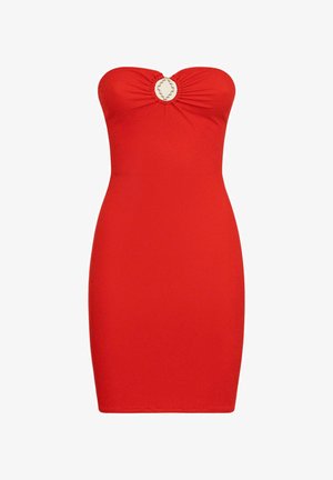 Vestito bodycon rosso senza spalline con un design a coste testurizzato, caratterizzato da un accento circolare centrale in tonalità oro al busto.