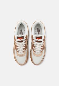 Nike Sportswear AIR MAX 90 SE  - Matalavartiset tennarit - pale ivory/picante red/summit white/oatmeal desert/ale brown