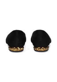 Bailarinas de ante negro con puntera redonda y una banda decorativa adornada con gemas doradas alrededor del talón. Textura suave, diseño minimalista.