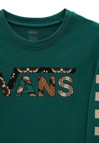 Türkises Vans T-Shirt mit einem gemusterten Blumen- und geometrischen Druck, der das Vans-Logo über der Brust ausfüllt, mit einem kleinen Größenetikett im Kragen.