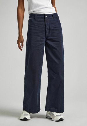 Jeans anchos de mezclilla en color marino, con cierre de botón frontal, diseño de cinco bolsillos y un ajuste casual con un ligero desgastado.