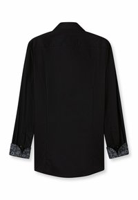 Schwarzes Langarmhemd aus glattem Stoff, mit einem Standardkragen und gemusterten blauen Manschetten mit floralen Designs.