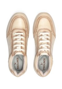 Zapatillas de cuero beige con un acabado suave, que presentan cordones blancos, un cuello acolchado y un logotipo en la lengüeta. Punta redondeada y acentos texturizados.