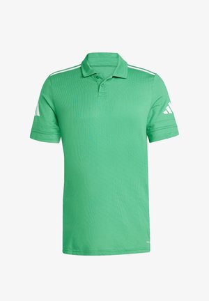 Zielona koszulka polo z krótkim rękawem, białymi paskami na ramionach i białym logo na rękawach, prezentowana na jednolitym tle.