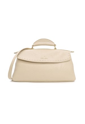Borsa a tracolla in pelle beige con patta cucita, piccolo manico curvo, accessori dorati e una lunga tracolla, su sfondo bianco.