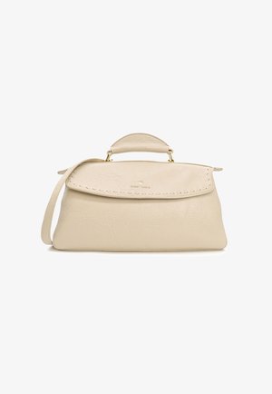 Borsa a tracolla in pelle beige con patta cucita, piccolo manico curvo, accessori dorati e una lunga tracolla, su sfondo bianco.