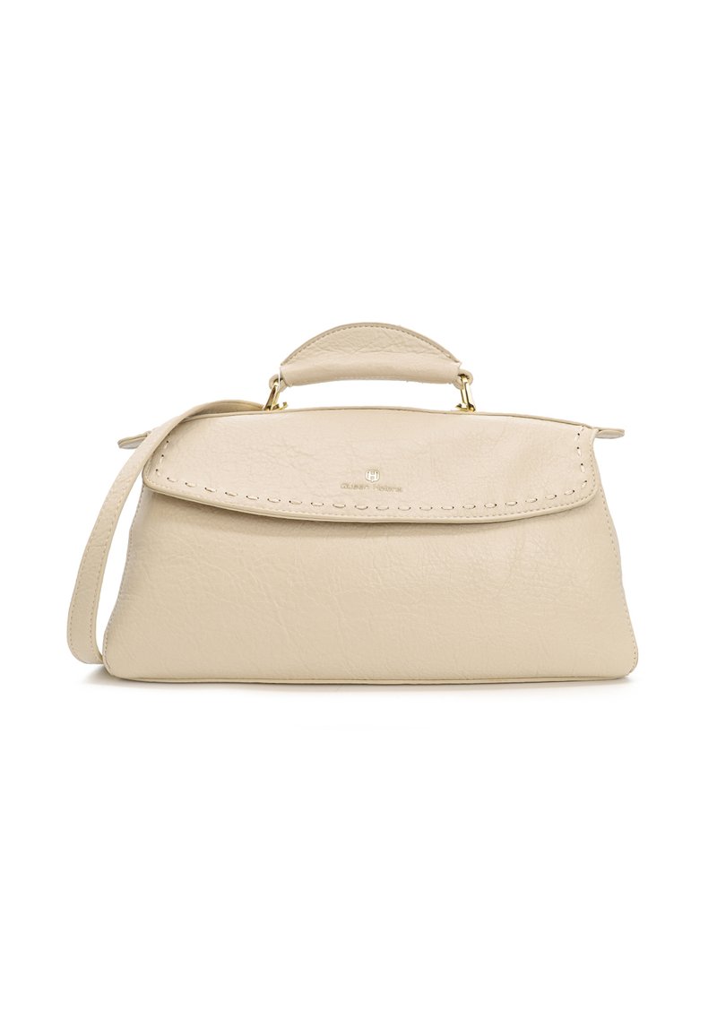 Borsa a tracolla in pelle beige con patta cucita, piccolo manico curvo, accessori dorati e una lunga tracolla, su sfondo bianco.