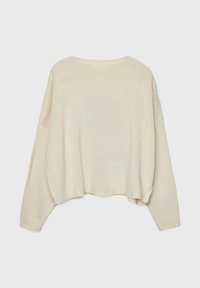 Pull ample couleur crème avec un tricotage lâche, un col arrondi, des épaules tombantes et un ourlet raccourci. Texture douce avec des accents côtelés.