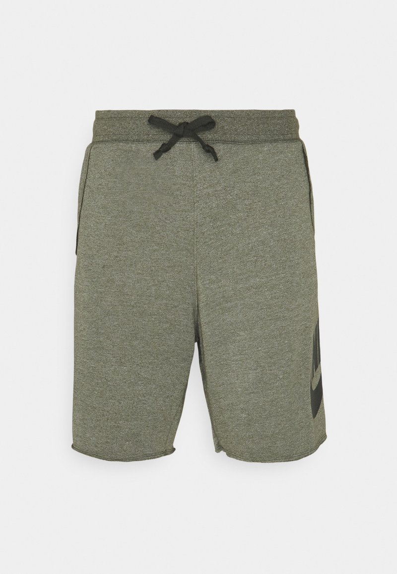 Pantalones cortos deportivos de color verde oliva fabricados con tela suave. Presentan un cordón negro, bolsillos laterales y un gran logotipo negro en la pierna izquierda.