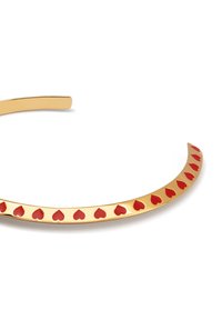 Brazalete de oro con acentos en forma de corazón rojos espaciados uniformemente a lo largo del borde exterior, acabado suave, forma curvada y diseño abierto.