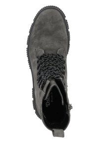 Grijze suède enkelboot met gestructureerde oppervlakte, zwarte veters, ronde neus en rubberen zool met een ruw profiel. Zijrits detail.
