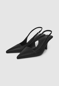 Scarpe slingback in pelle nera con punta a punta, tacco basso e design a taglio. Texture liscia con stile minimalista e senza elementi metallici visibili.
