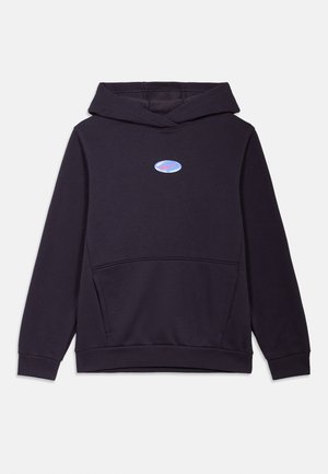 Marinefarbener Kapuzenpullover mit einer vorderen Kängurutasche und einem kleinen mehrfarbigen Nike-Logo auf der Brust. Weiches Material und gerippte Bündchen.
