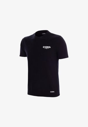 Zwart T-shirt met korte mouwen met witte "COPA"-logo's op de borst en onderzoom, getoond tegen een witte achtergrond.