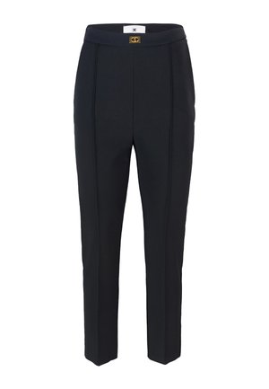 Pantaloni neri su misura con una texture liscia, vestibilità dritta e pieghe centrali. Presentano un gancio in tonalità oro in vita e una cerniera nascosta.