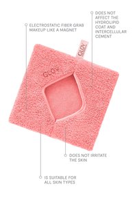 Panno struccante quadrato rosa in fibra elettrostatica. Presenta un ritaglio a forma di diamante, una consistenza morbida e un'etichetta con il marchio GLOV.