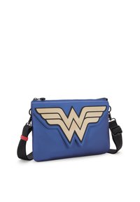 Modrá taška z umělé kůže s výrazným logem Wonder Woman ve zlaté a černé barvě, s odnímatelným černým popruhem a červeným akcentem.