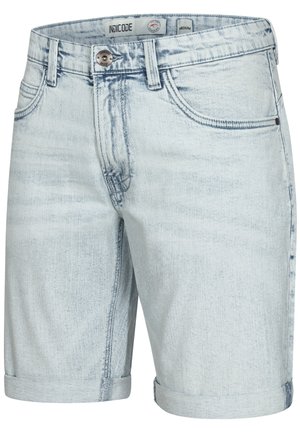 Shorts en denim bleu clair avec une finition délavée, ourlet retroussé, design à cinq poches, fermeture à bouton en métal et passants de ceinture. Marque : INDICODE.