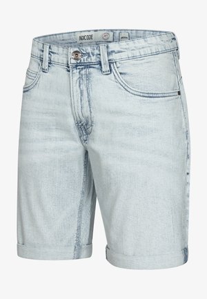 Shorts en denim bleu clair avec une finition délavée, ourlet retroussé, design à cinq poches, fermeture à bouton en métal et passants de ceinture. Marque : INDICODE.