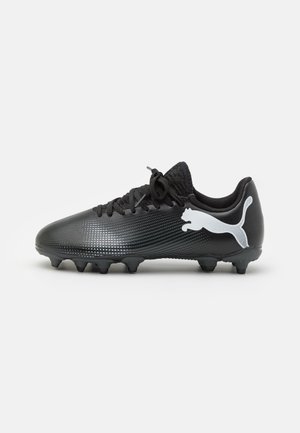 Schwarze Fußballschuhe mit einer strukturierten Oberseite, die ein auffälliges weißes Puma-Logo aufweisen. Entworfen für Traktion mit sechs schwarzen Stollen.
