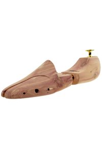 Holz-Schuhspanner mit einer hellbraunen, strukturierten Oberfläche. Verfügt über eine verjüngte Form mit Belüftungslöchern und einem goldfarbenen Verstellknopf.