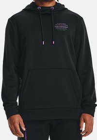 Zwarte hoodie met een buidelzak, paarse trekkoorden en een geprinte logo in paarse en witte tekst op de borst. Zachte, gestructureerde stof.