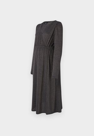 Garā piedurkņu, līdz ceļiem sasniegts kleita tumšā materiālā ar smalku spožumu, aploksnes stila augšdaļa un savilktu vidukļa apdare.