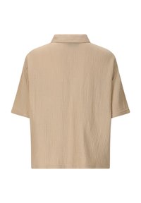 Korte mouw beige shirt met een gekraagde halslijn, gemaakt van een textuurrijke, gekreukte stof en met een rechtvallende pasvorm. Geen zichtbare hardware of accenten.