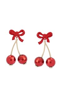 Czerwone kolczyki w kształcie kokardek z zawieszonymi złotymi sztyftami trzymającymi fasetowane czerwone koraliki w kształcie wisienek, zaprojektowane jako para kolczyków.