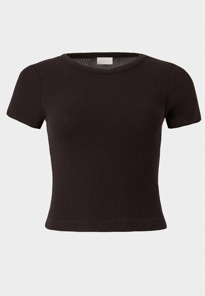 Μαύρο κοντομάνικο ριμπ πλεκτό crop top με στρογγυλή λαιμόκοψη σε απλό ανοιχτό φόντο.