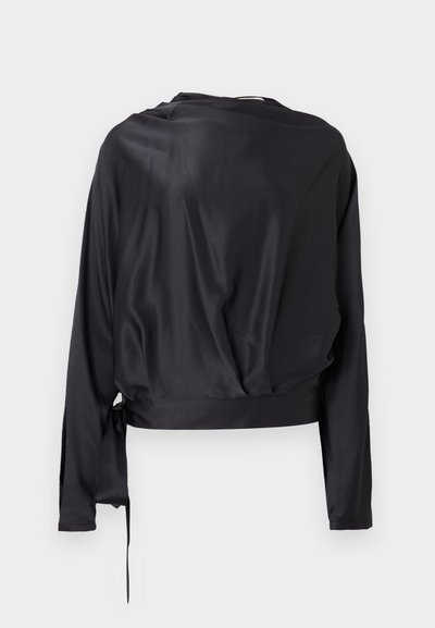 Top scurt, cu mâneci lungi, negru, cu o textură netedă, de satin; are un detaliu cu șnur pe lateral și un design lejer, drapat în spate.