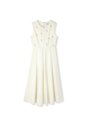 Vestido sin mangas crema con plisados y acentos dorados, presenta un corsé ajustado y un cierre de cremallera en la parte posterior. Textura suave, hasta la rodilla.