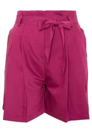 Magenta Shorts mit hoher Taille, Falten, Seitentaschen, Gürtelschlaufen und einem gebundenen Stoffgürtel in der Taille.