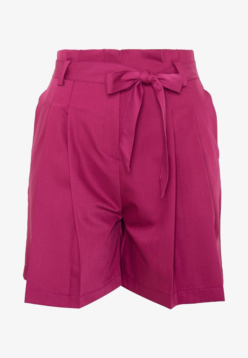 Shorts magenta taille haute avec plis, poches latérales, passants de ceinture et ceinture en tissu nouée à la taille.