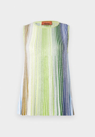 Top sin mangas con rayas verticales en tonos verdes, azules y plateados. Confeccionado en una tela texturizada, presenta un cuello redondo y una etiqueta con logotipo.