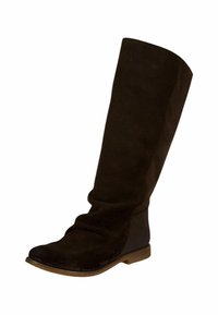 Stivale in suede marrone altezza ginocchio con design arricciato, punta tonda e suola piatta in gomma. Presenta una texture liscia e dettagli di cucitura minimali.