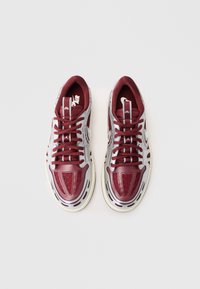 Μαρόνα αθλητικά παπούτσια με μεταλλικές ασημί λεπτομέρειες, υφάνσεις και εκτεθειμένα ραψίματα. Διαθέτουν παχύ, κρεμ χρώματος πάτο και σχέδιο με κορδόνια.