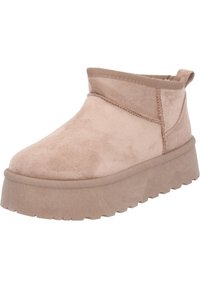 Botín de ante de color beige claro, con una suela de plataforma gruesa y un acabado texturizado, diseño slip-on, acentuado con detalles de costura.