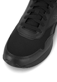 Čierna športová obuv s textúrovaným sieťovým zvrškom, hladkými koženými akcentmi, plochými šnúrkami a okrúhlou špičkou. Minimalistický dizajn.