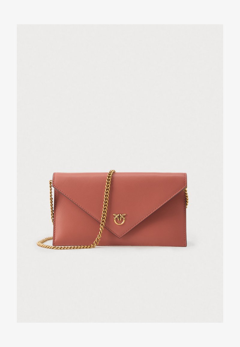 Borsa a busta in pelle color rosa con tracolla in catena dorata e hardware con logo. Presenta un flap triangolare e una texture liscia.
