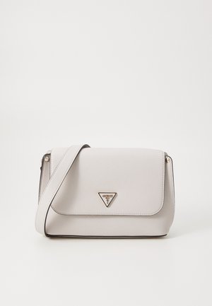 Sac bandoulière gris clair avec une surface texturée, logo triangulaire doré et fermeture à rabat. Doté d'une fine sangle ajustable.