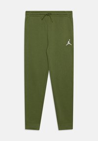 Gröna sportiga joggers med elastisk midja, justerbar dragsko och en vit Jumpman-logga på vänster sida. Mjuk tygtextur.
