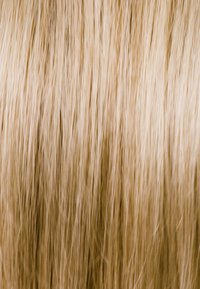 Capelli sintetici, ciocche lisce, colore biondo chiaro, texture morbida con una leggera lucentezza, lunghezza e aspetto uniformi.