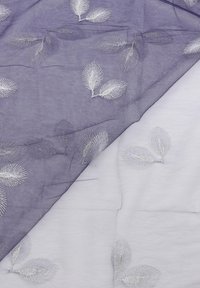 Tessuto viola e bianco con delicata ricamo a foglia argentata. Texture trasparente con colori a contrasto, che mostrano dettagliate fantasie di foglie.